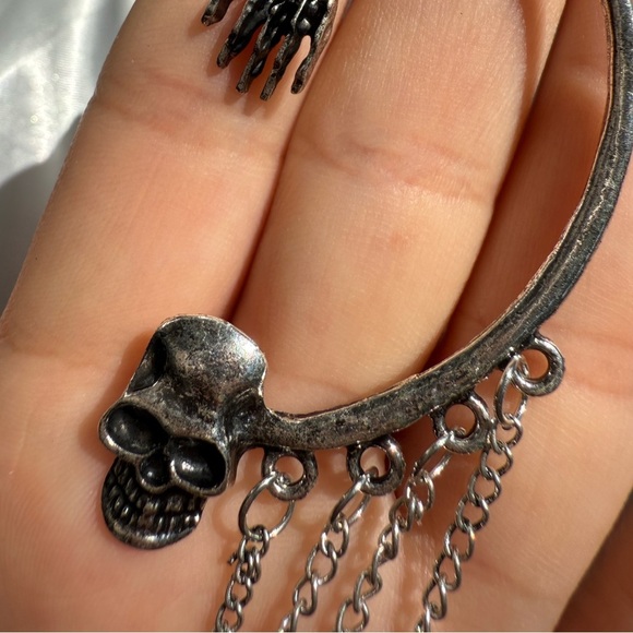 Halloween gothic Silver Skull Chain Ear Cuff - Picture 5 of 8